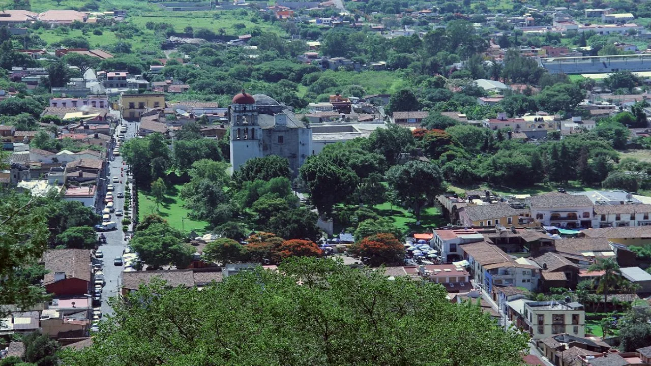 Carretera hacia Malinalco entre montañas