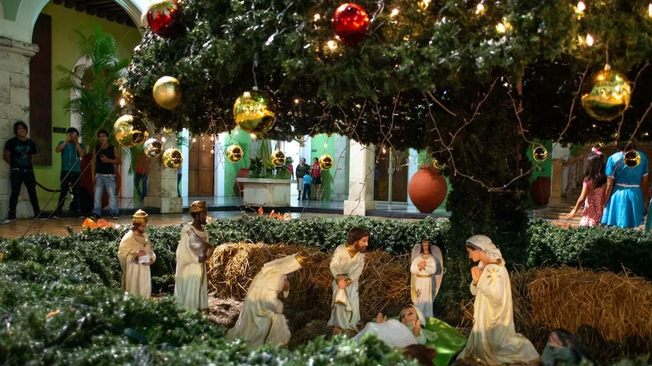 Nacimiento y árbol de Navidad iluminado durante las posadas en Malinalco