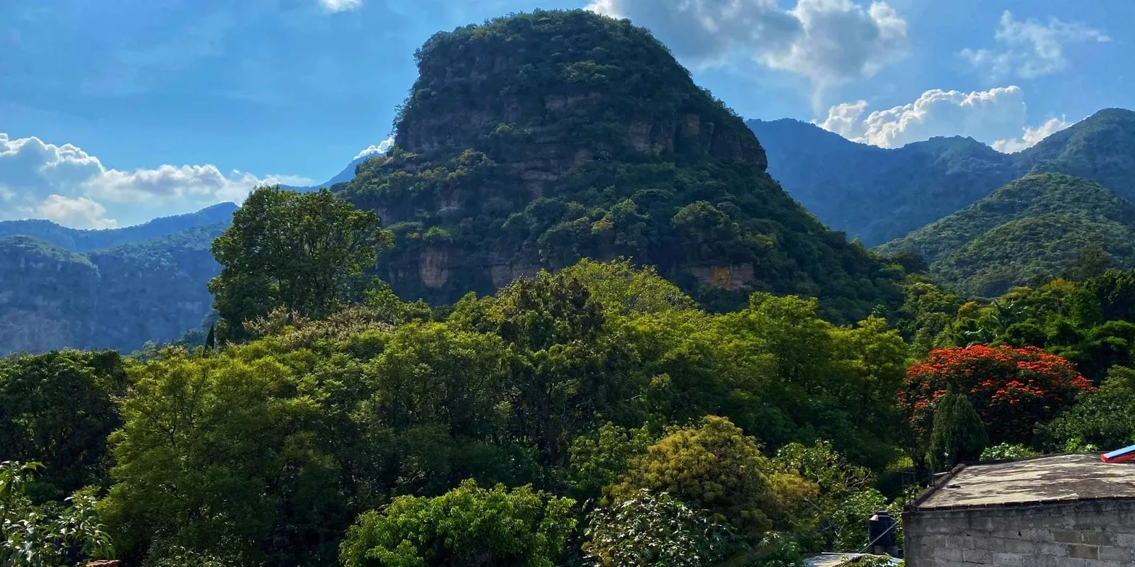 Escalinata de subida al Cerro de los Ídolos en Malinalco